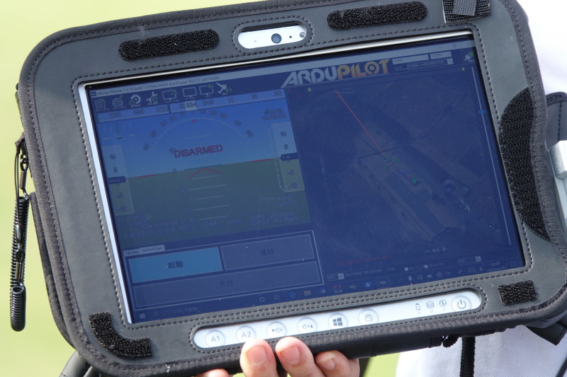 左＝手動操縦用のプロポ。右＝自動操縦の制御用アプリ