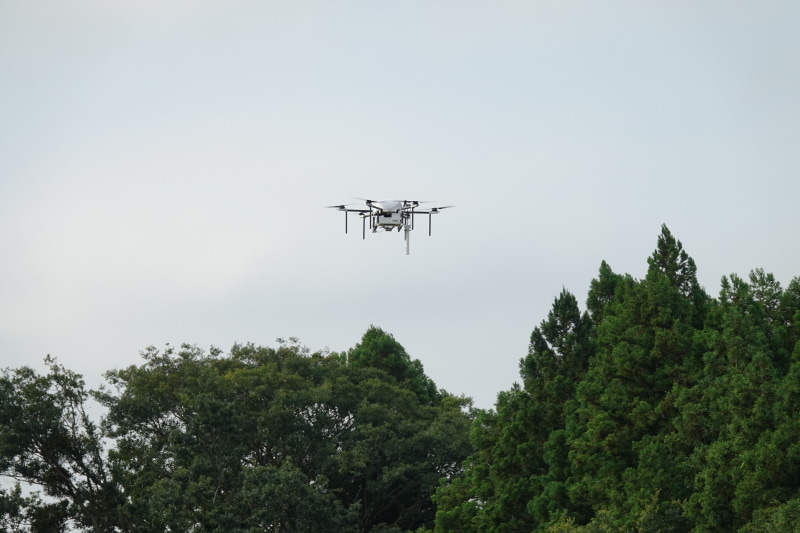 ドローンは携帯電話が埋まっている土砂・瓦礫の周りを旋回