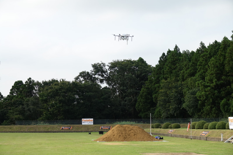 ドローンは携帯電話が埋まっている土砂・瓦礫の周りを旋回