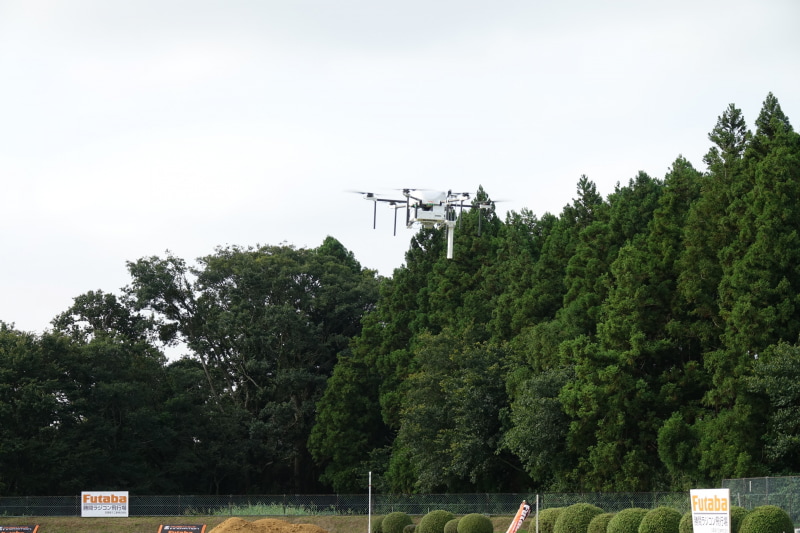 ドローンは携帯電話が埋まっている土砂・瓦礫の周りを旋回