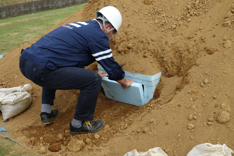 ポケットにスマホを入れ、さらに土砂中へ埋められる