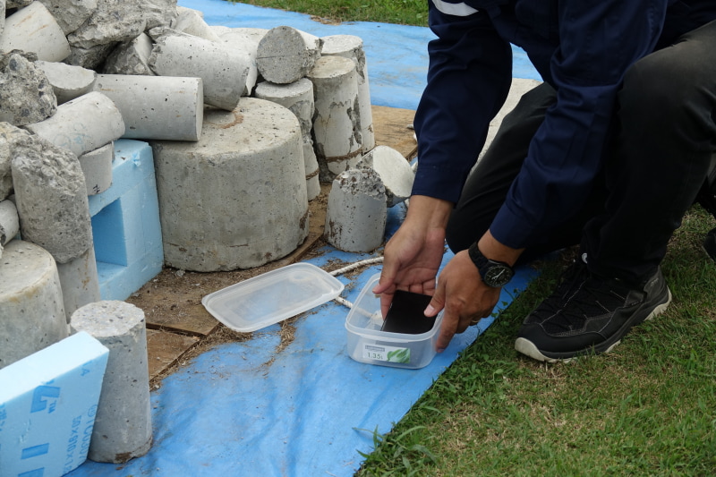 瓦礫の中にもスマホを埋める