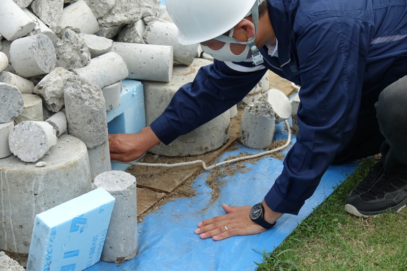 瓦礫の中にもスマホを埋める