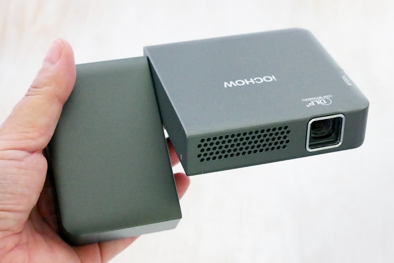 手のひらに乗るミニプロジェクター IOCHOW IO2