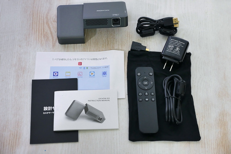 パッケージの中。本体のほか、HDMIケーブル1本、充電ケーブル1本、変換アダプタ、ACアダプタ、リモコン、専用ポーチなどが含まれます