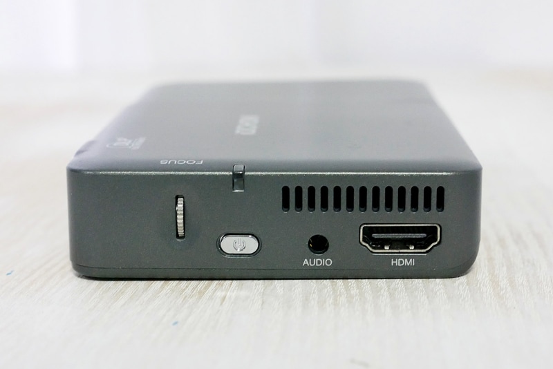 側面にはフォーカスリング、電源ボタン、AUDIOやHDMI入力端子があります