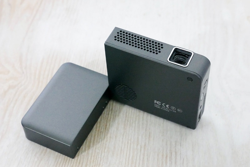 90度真上を向くので、天井がスクリーンに早変わり