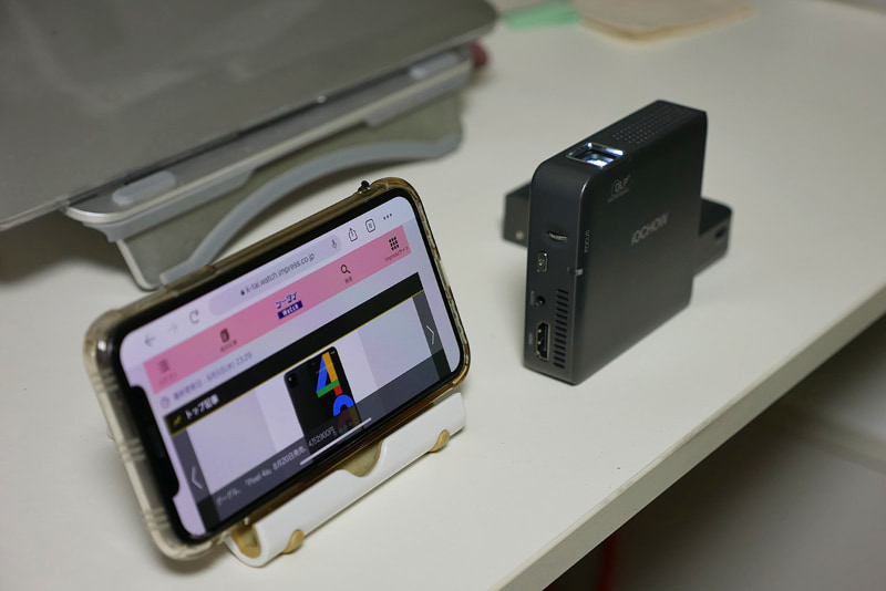 iPhone XでケータイWatchを表示し、画面ミラーリングでIOCHOW IO2に接続。ケーブルが一切ないのでとてもスッキリ！