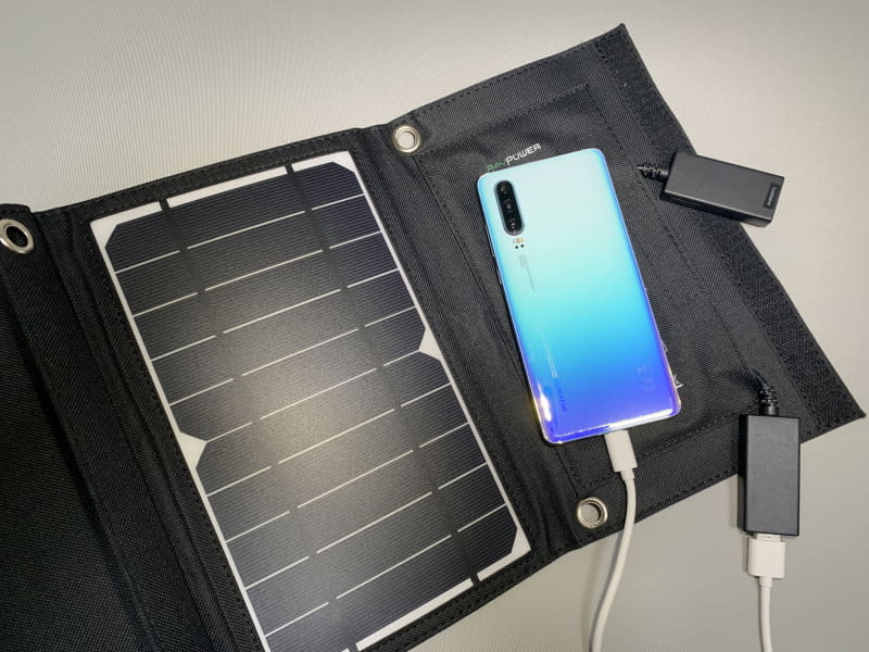 USB端子を2つ搭載しており、スマートフォンなどを同時に2台充電可能だ