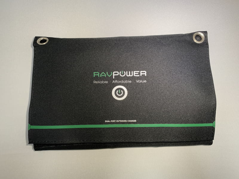 RAVPowerのソーラーチャージャー。折り畳んだ状態ではB5サイズよりやや小さいくらいの大きさだ