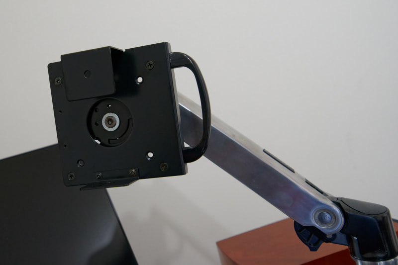 モニターアームに取り付けてみた