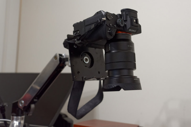 別のネジ穴を使って固定すれば真下に向けることもできる