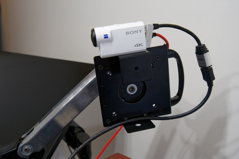 アクションカムを固定してみた。モニターアームのピボット機能を活かせば、上下方向の角度調整の自由度もアップ