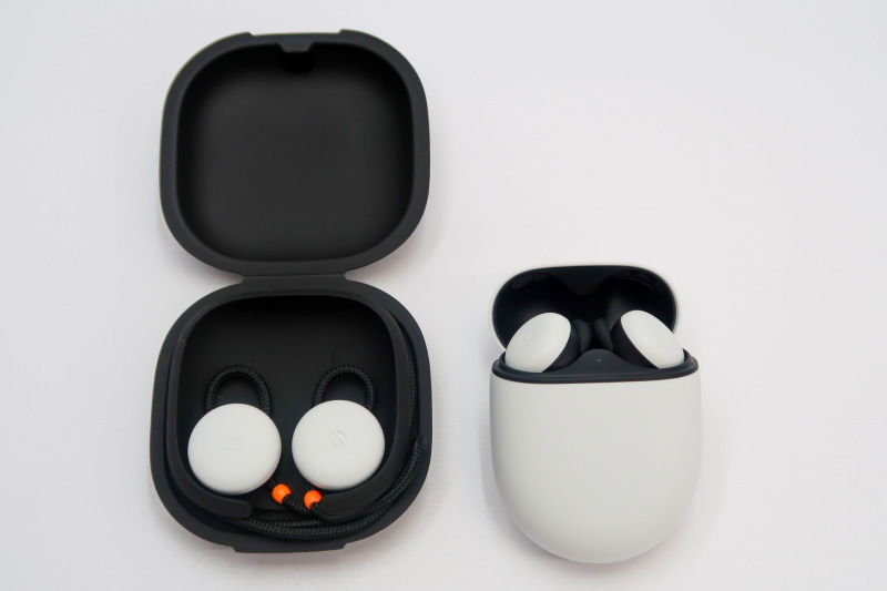 2017年に米国で発売された第1世代の「Google Pixel Buds」（左）と、最新の「Google Pixel Buds」。ケースからも充電できるのは同じだがかなりコンパクトになった
