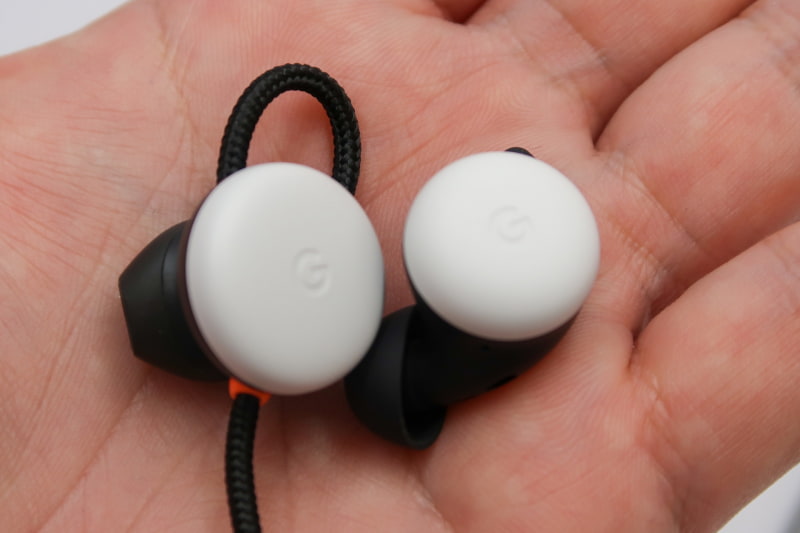 同じ丸型のデザインだが、第1世代に比べて最新モデルは丸い部分がひとまわり小さくなっている。ここをタップして操作するのは同じ