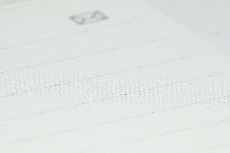 Nノートの拡大写真。「ちょっと紙がグレーがかっているかな」と感じるが、筆記していくぶんには気にならないレベルでNcodeが印刷されている。写真はコントラストを加工でアップしている