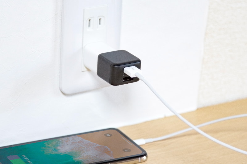 通常のUSB充電アダプターに接続して使用する