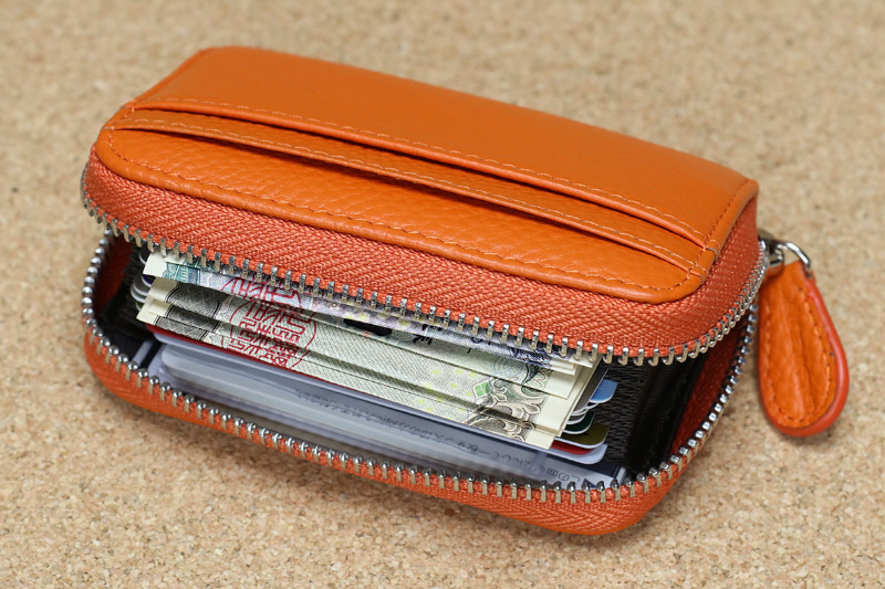 ミニ財布（カードケース）にはクレジットカードや免許などに加え、一万円札×1枚、五千円札×1枚、千円札×5枚程度を入れている。これで2万円くらいまで現金払いできる。ちなみに、紙幣は三つ折りにするとカードサイズになる。