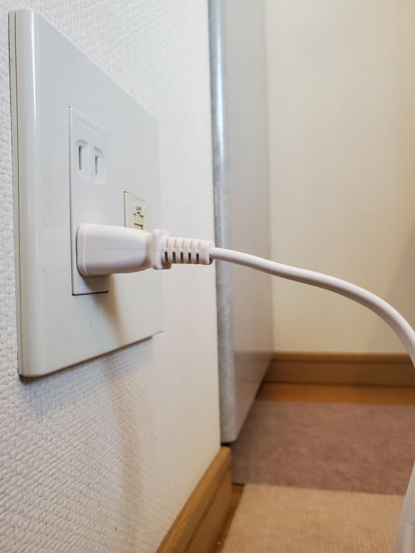 唯一の予期せぬメリットは、電源ケーブルの立ち上がりが下方向になり、周辺スペースを余分に喰わないことだ