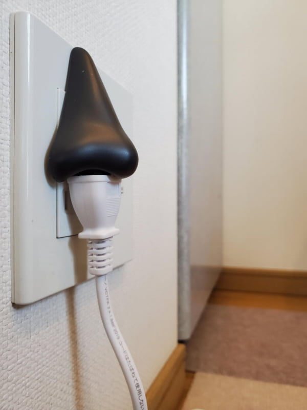 唯一の予期せぬメリットは、電源ケーブルの立ち上がりが下方向になり、周辺スペースを余分に喰わないことだ