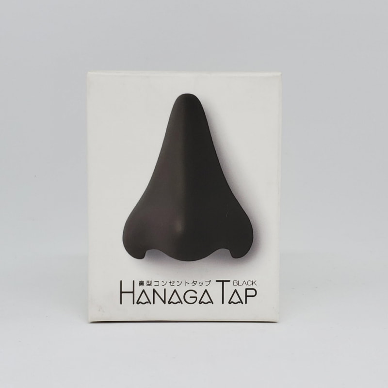 今回ご紹介するのは鼻型コンセントタップの「HANAGA TAP」のブラックエディションだ