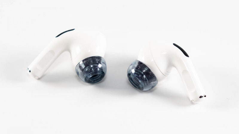 完全に透明のイヤーピースは珍しく、季節柄もあってか涼しそうな印象もあって良い(笑)