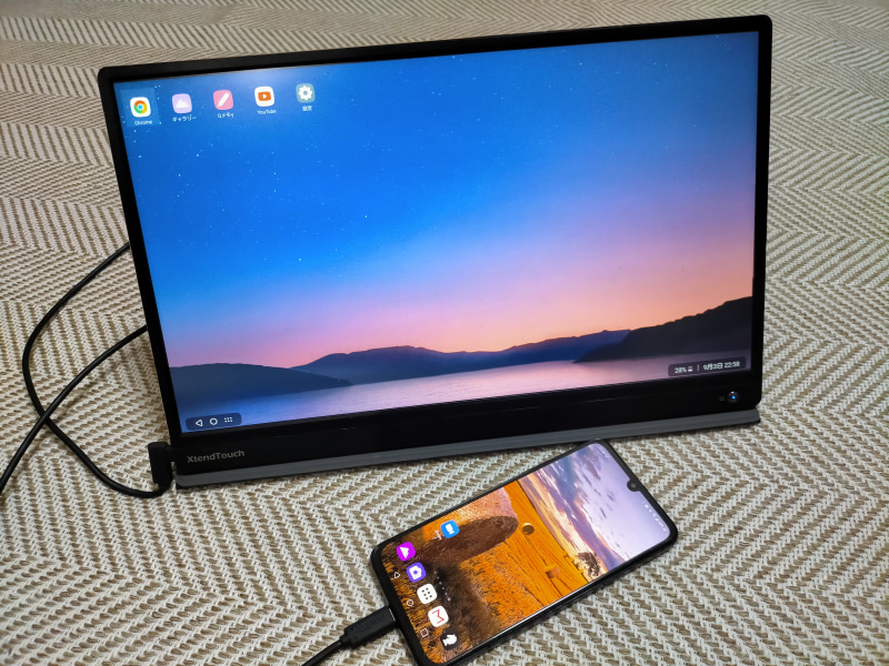 デスクトップモードは本体と直接ケーブルで接続するためケースのスタンド機能が利用できない