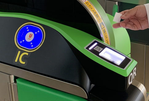 これまでの磁気券投入口やICリーダーの部分にQRコードリーダーを配置している