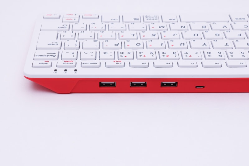 USBハブを内蔵し、キーボードにUSBメモリーなどが挿せる