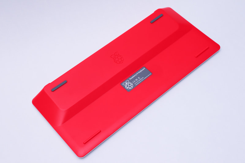 USBハブがあるせいか、裏側は厚みがある