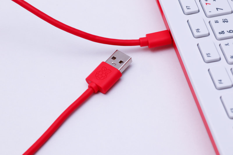 付属のUSBケーブルはRaspberry Piのカラーになっていて、Aタイプコネクターの印もRaspberry Pi