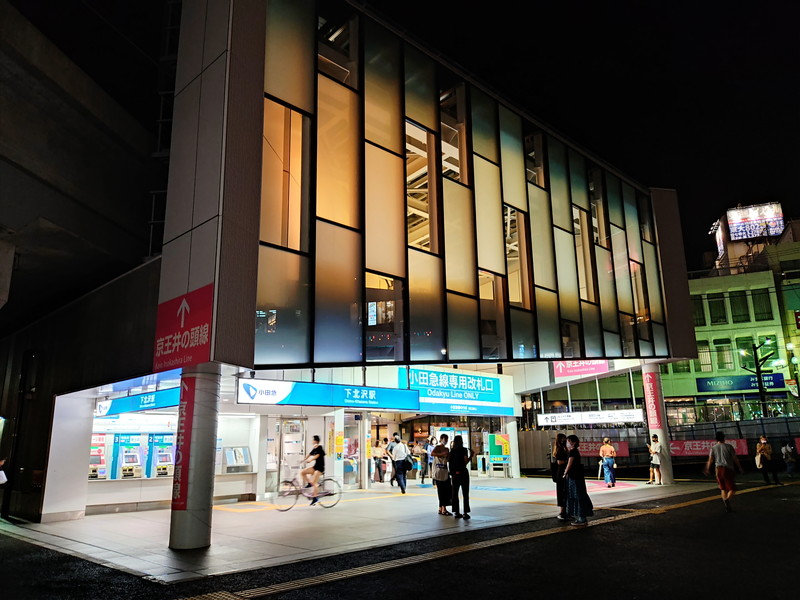 HDRをオンにしたところ。白飛びは抑えられたが、看板の色味はやや変わる
