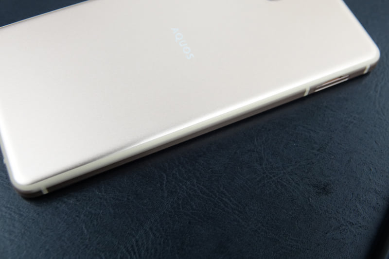 AQUOS sense5Gの側面にあるライン
