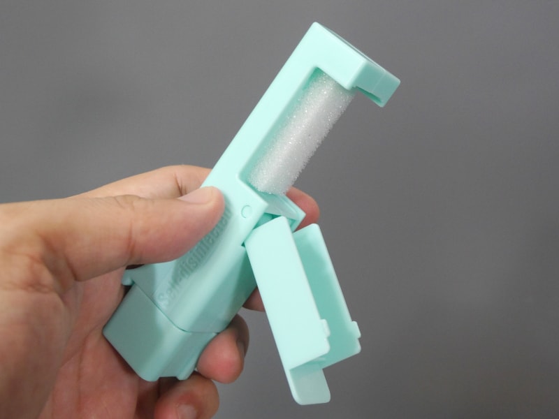 側面のカバーを開いてドアノブを挟み、開閉を行う仕組み