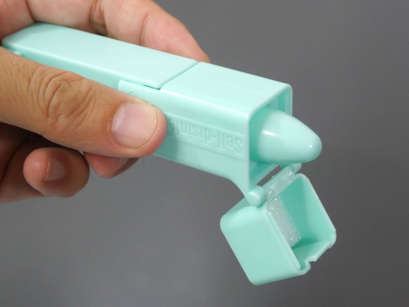 先端のキャップを外すことでボタンを押すための突起が露出する