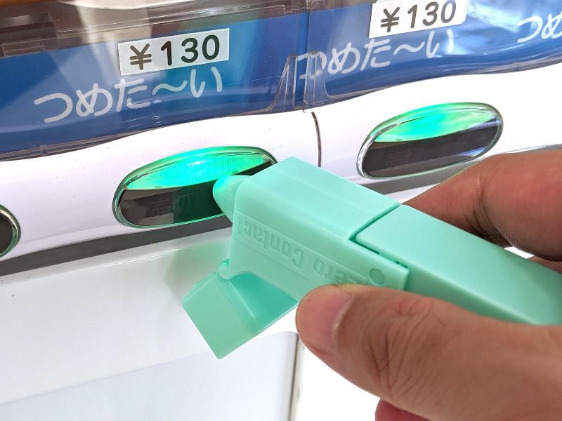 ボタンを押しているところ。タッチセンサーには対応しない