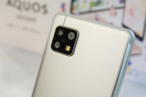 シャープから4Gスマホ「AQUOS sense4」――トリプルカメラになった新