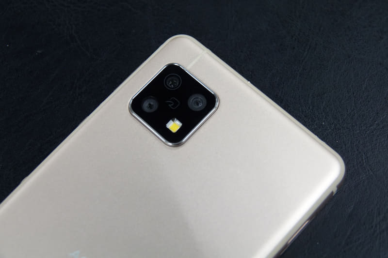 アウトカメラはトリプルカメラ搭載。アルミボディのためNFC部はアウトカメラ近くに配置