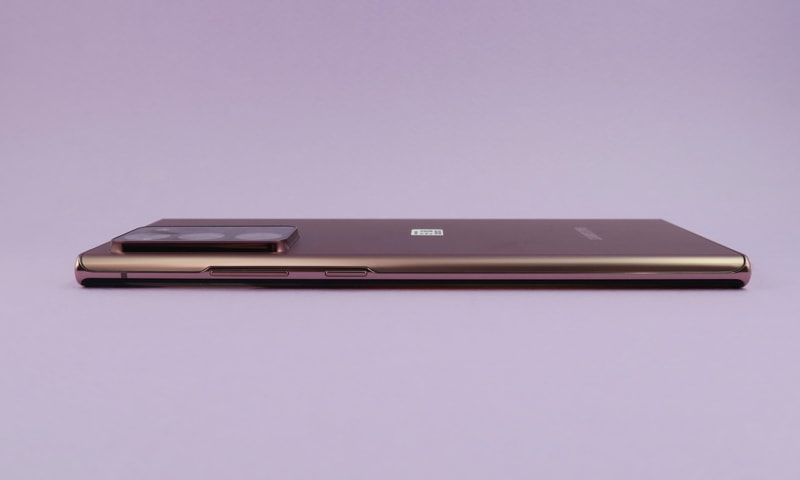 右側面はシーソー式音量ボタン、サイドキーを備える。サイドキーは電源ボタンとしても利用可能