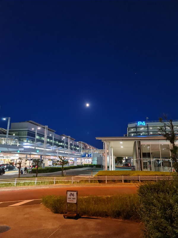 夜間、屋外で撮影。広角カメラで撮影したが、全体的に明るく撮影できている