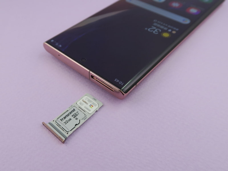 ピンを挿して取り出すタイプのSIMカードトレイを本体上部に備える。nanoSIMカードのデュアルSIM対応だが、2枚目のSIMカードはmicroSDメモリーカードと排他利用