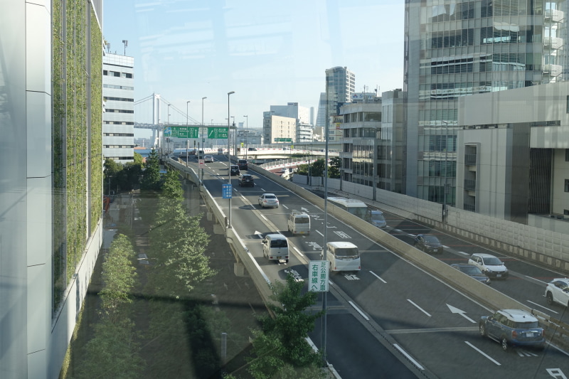 首都高の真上を歩く