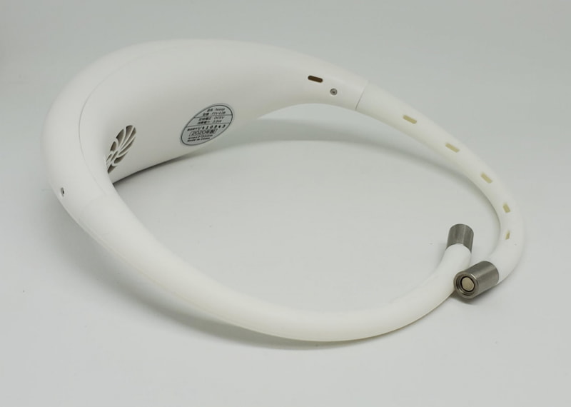 フレキシブルなシリコンチューブに開けられた左右で12個のスリットから空気を吹き出して首周りを冷却する