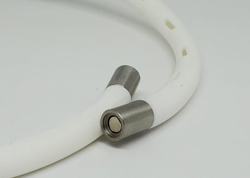 左右のシリコンチューブの先に取り付けられたマグネットで首周りに固定する