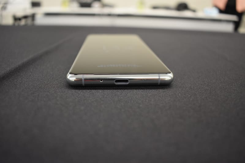 下部にUSB Type-Cを配置