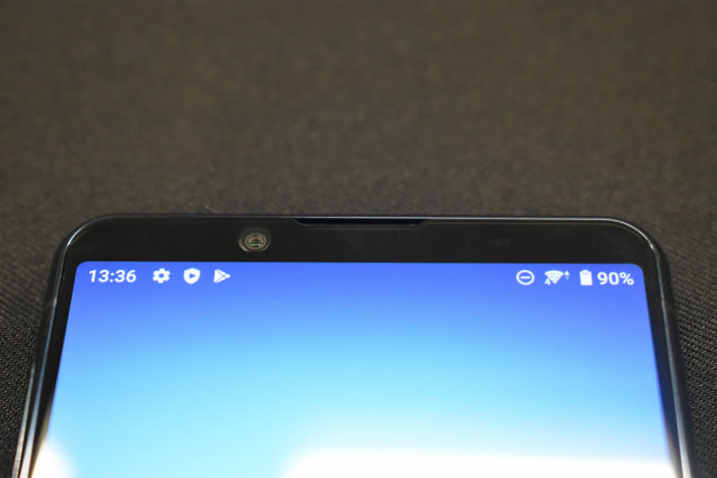 インカメラは画面上部に8MPカメラを配置