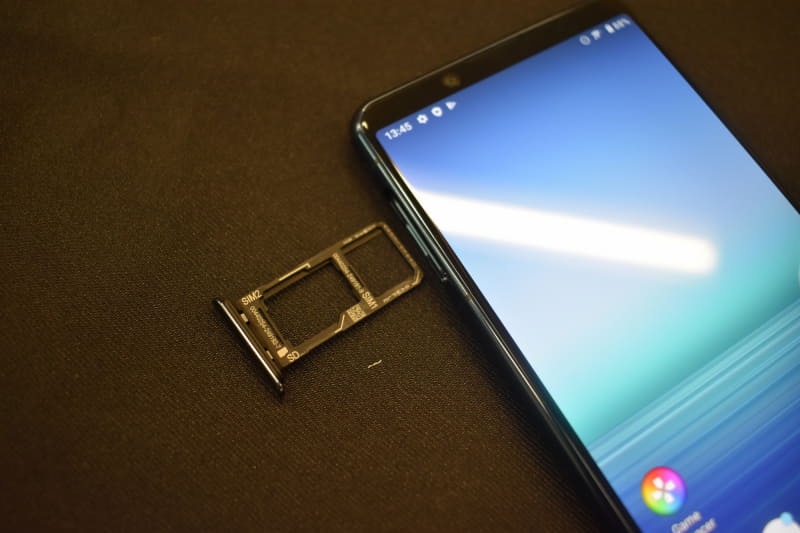 SIMスロットは2枚対応。うち1枚はmicroSDと兼用