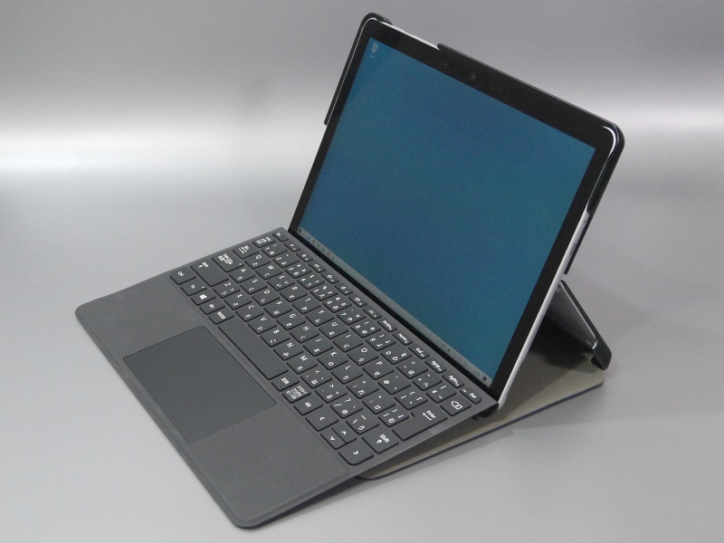 Surface Go 2に装着した状態。Surface Goにも対応するとされている
