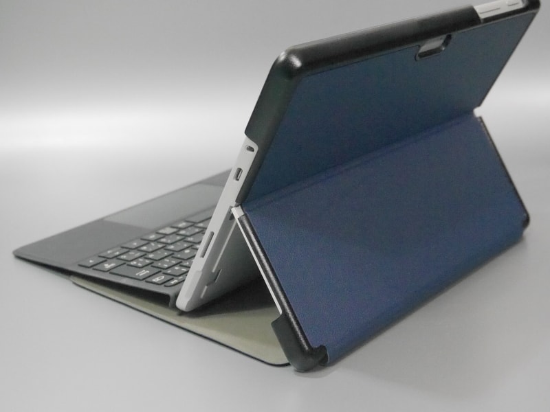 キックスタンドを含む背面および側面を保護する構造