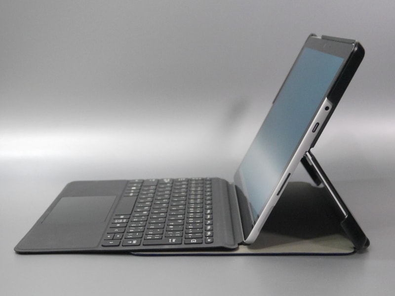 横から見たところ。背面からキックスタンドを覆いつつ、さらに底面までプレートが伸びていることが分かる